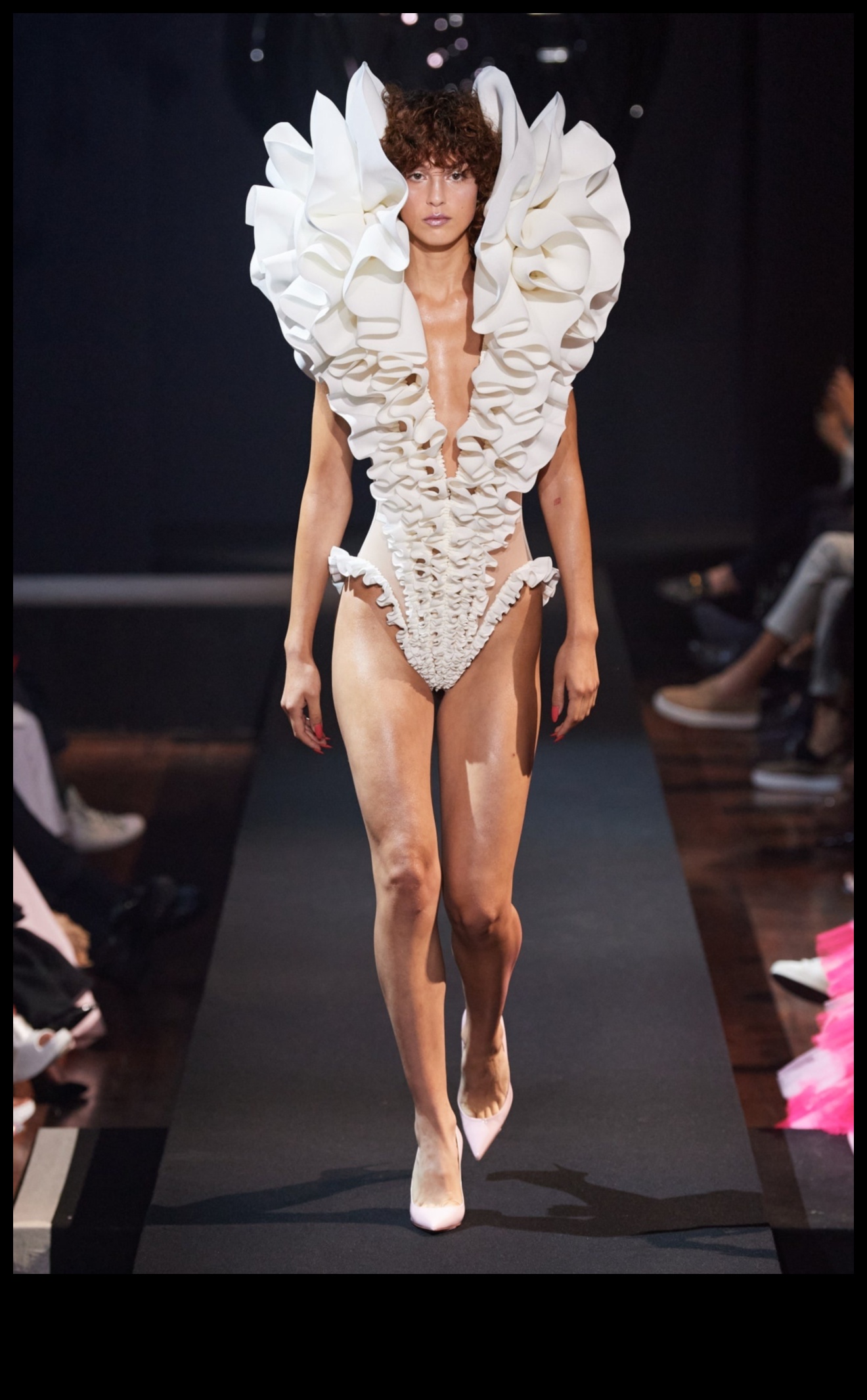 Kinematogrāfiskā mode: drāma un elegance modes fotogrāfijā