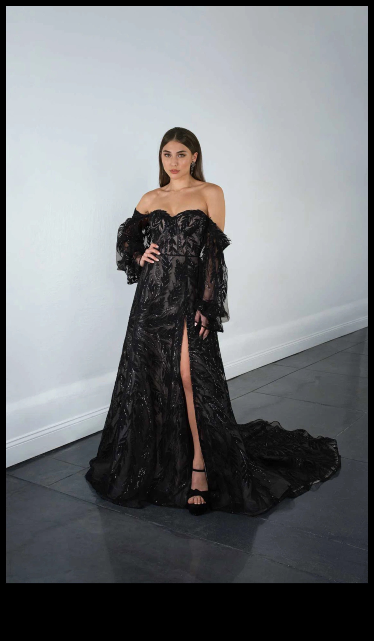 Skrejceļa starojums: tiek prezentēti mūsdienīgi līgavu tērpi