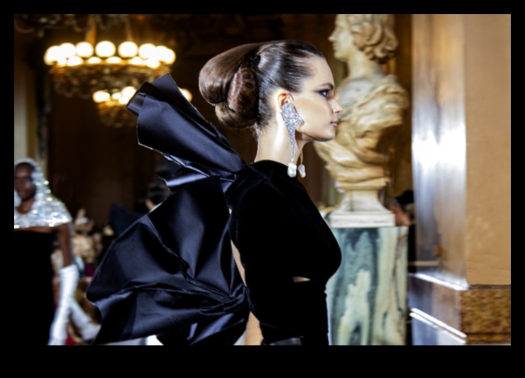 Kinematogrāfiskā mode: drāma un elegance modes fotogrāfijā